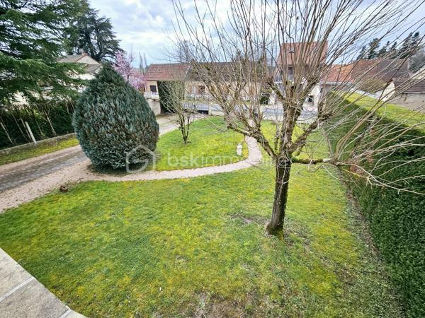 À proximité immédiate de Lapalisse, découvrez cette maison familiale construite en 1985, offrant environ 125 m² habitables sur une belle parcelle totalement plate de 1 099 m².

La partie habitable, construite au-dessus d’un sous-sol non enterré, se compose d’une entrée, d’un salon-salle à manger, d’une cuisine indépendante, de cinq chambres, d’un bureau, d’une salle de bains et d’un WC indépendant.
Le sous-sol constitue un véritable espace complémentaire et dispose d’un garage, d’une chambre supplémentaire ainsi que d’une salle d’eau avec WC. Il offre ainsi de nombreuses possibilités d’utilisation, que ce soit pour recevoir, créer un espace indépendant ou bénéficier de pièces de rangement supplémentaires.

À l’extérieur, vous profiterez d’un jardin clos et arboré de 1 099 m², offrant un environnement agréable et verdoyant.
La maison est en bon état général, mais un léger rafraîchissement sera à prévoir afin de la remettre au goût du jour et de révéler pleinement son potentiel.
Côté confort, elle bénéficie du double vitrage, d’une pompe à chaleur air/air et est raccordée au tout-à-l’égout. Son DPE est classé D.

Les atouts
Environ 125 m² habitables
Terrain plat, clos et arboré de 1 099 m²
Garage
Double vitrage
Pompe à chaleur air/air
Tout-à-l’égout
DPE : D
Léger rafraîchissement à prévoir

Une maison familiale aux beaux volumes, offrant de nombreuses possibilités grâce à son sous-sol et son agréable terrain. Une belle opportunité pour une famille souhaitant personnaliser son futur lieu de vie, à découvrir sans tarder à proximité de Lapalisse.
