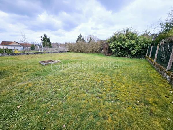 À proximité immédiate de Lapalisse, découvrez cette maison familiale construite en 1985, offrant environ 125 m² habitables sur une belle parcelle totalement plate de 1 099 m².

La partie habitable, construite au-dessus d’un sous-sol non enterré, se compose d’une entrée, d’un salon-salle à manger, d’une cuisine indépendante, de cinq chambres, d’un bureau, d’une salle de bains et d’un WC indépendant.
Le sous-sol constitue un véritable espace complémentaire et dispose d’un garage, d’une chambre supplémentaire ainsi que d’une salle d’eau avec WC. Il offre ainsi de nombreuses possibilités d’utilisation, que ce soit pour recevoir, créer un espace indépendant ou bénéficier de pièces de rangement supplémentaires.

À l’extérieur, vous profiterez d’un jardin clos et arboré de 1 099 m², offrant un environnement agréable et verdoyant.
La maison est en bon état général, mais un léger rafraîchissement sera à prévoir afin de la remettre au goût du jour et de révéler pleinement son potentiel.
Côté confort, elle bénéficie du double vitrage, d’une pompe à chaleur air/air et est raccordée au tout-à-l’égout. Son DPE est classé D.

Les atouts
Environ 125 m² habitables
Terrain plat, clos et arboré de 1 099 m²
Garage
Double vitrage
Pompe à chaleur air/air
Tout-à-l’égout
DPE : D
Léger rafraîchissement à prévoir

Une maison familiale aux beaux volumes, offrant de nombreuses possibilités grâce à son sous-sol et son agréable terrain. Une belle opportunité pour une famille souhaitant personnaliser son futur lieu de vie, à découvrir sans tarder à proximité de Lapalisse.