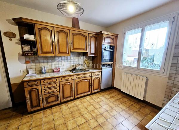 À proximité immédiate de Lapalisse, découvrez cette maison familiale construite en 1985, offrant environ 125 m² habitables sur une belle parcelle totalement plate de 1 099 m².

La partie habitable, construite au-dessus d’un sous-sol non enterré, se compose d’une entrée, d’un salon-salle à manger, d’une cuisine indépendante, de cinq chambres, d’un bureau, d’une salle de bains et d’un WC indépendant.
Le sous-sol constitue un véritable espace complémentaire et dispose d’un garage, d’une chambre supplémentaire ainsi que d’une salle d’eau avec WC. Il offre ainsi de nombreuses possibilités d’utilisation, que ce soit pour recevoir, créer un espace indépendant ou bénéficier de pièces de rangement supplémentaires.

À l’extérieur, vous profiterez d’un jardin clos et arboré de 1 099 m², offrant un environnement agréable et verdoyant.
La maison est en bon état général, mais un léger rafraîchissement sera à prévoir afin de la remettre au goût du jour et de révéler pleinement son potentiel.
Côté confort, elle bénéficie du double vitrage, d’une pompe à chaleur air/air et est raccordée au tout-à-l’égout. Son DPE est classé D.

Les atouts
Environ 125 m² habitables
Terrain plat, clos et arboré de 1 099 m²
Garage
Double vitrage
Pompe à chaleur air/air
Tout-à-l’égout
DPE : D
Léger rafraîchissement à prévoir

Une maison familiale aux beaux volumes, offrant de nombreuses possibilités grâce à son sous-sol et son agréable terrain. Une belle opportunité pour une famille souhaitant personnaliser son futur lieu de vie, à découvrir sans tarder à proximité de Lapalisse.