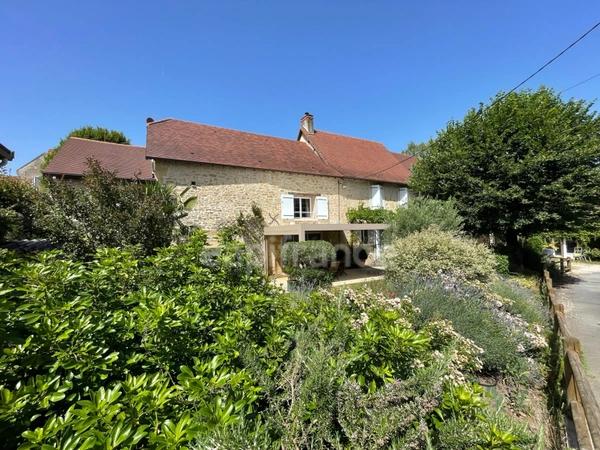 Dpt Dordogne (24), à vendre  maison P8 de 292,68 m² - Terrain de 1 777,00 m²