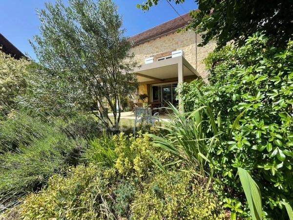 Dpt Dordogne (24), à vendre  maison P8 de 292,68 m² - Terrain de 1 777,00 m²