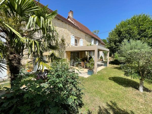 Dpt Dordogne (24), à vendre  maison P8 de 292,68 m² - Terrain de 1 777,00 m²