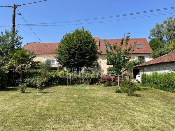 Dpt Dordogne (24), à vendre  maison P8 de 292,68 m² - Terrain de 1 777,00 m²