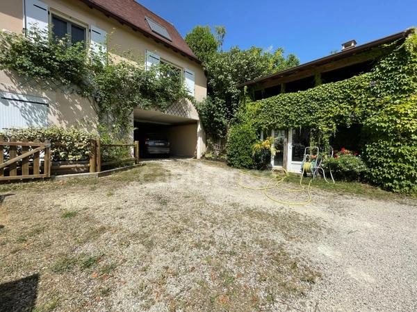 Dpt Dordogne (24), à vendre  maison P8 de 292,68 m² - Terrain de 1 777,00 m²