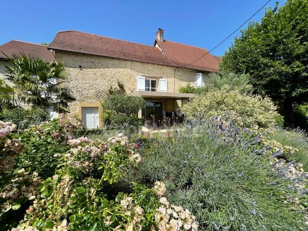 Dpt Dordogne (24), à vendre  maison P8 de 292,68 m² - Terrain de 1 777,00 m²