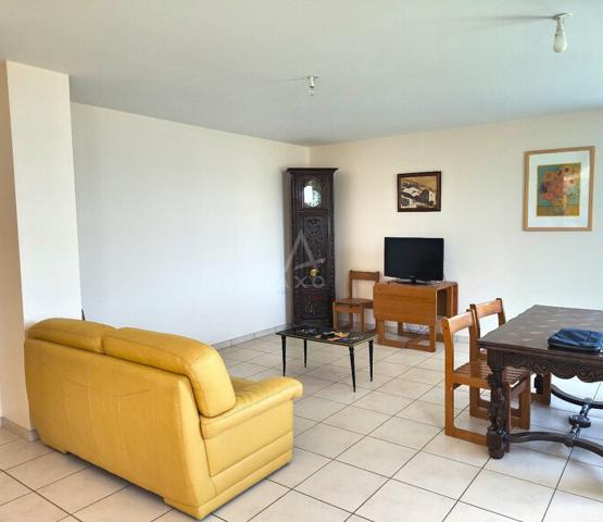 MAISON AVEC DEPENDANCES ET GRAND TERRAIN