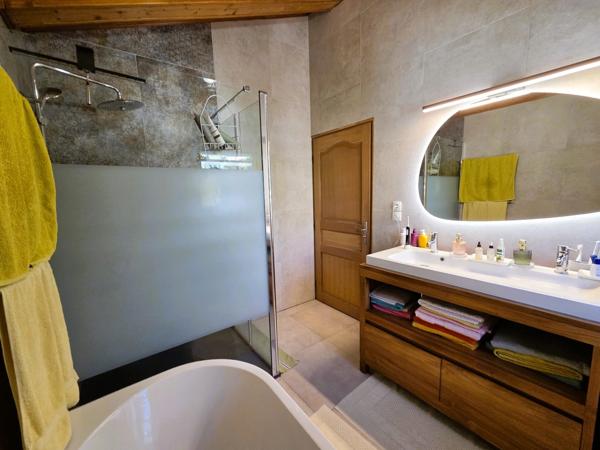 Maison T4 rénovée + studio indépendant neuf – Vue océan – Plateau Caillou