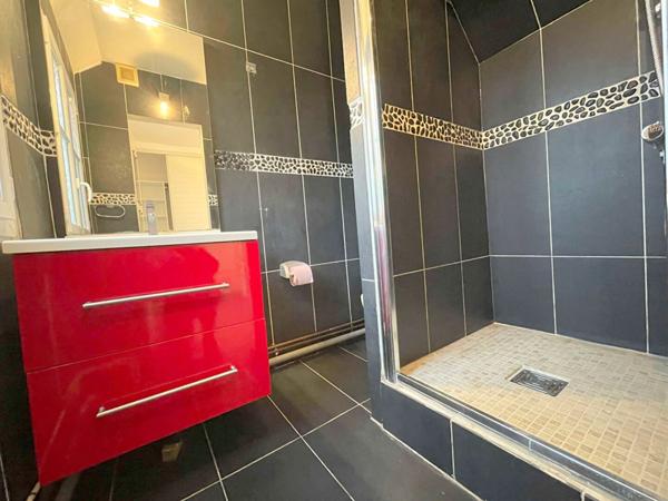 SUD DE CHAUMONT EN VEXIN village recherché à moins de 30 minutes de CERGY-PONTOISE maison en pierre de 125 m² / 5 chambres dont une suite parentale / garage + cave sur 345 m² de terrain