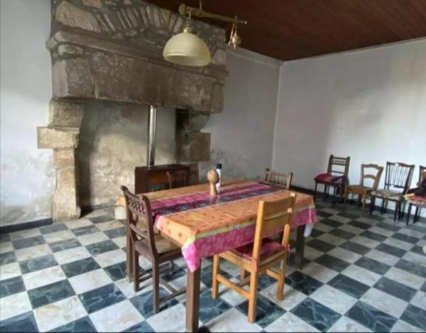 Maison de bourg proche Evron avec de très beaux volumes