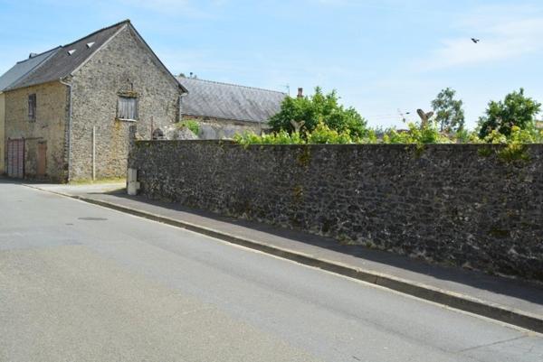 Maison de bourg proche Evron avec de très beaux volumes