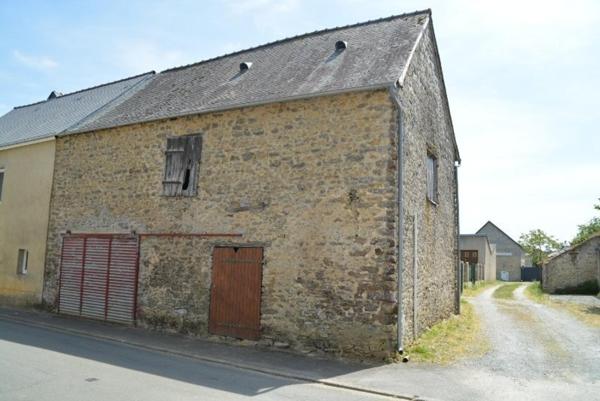 Maison de bourg proche Evron avec de très beaux volumes