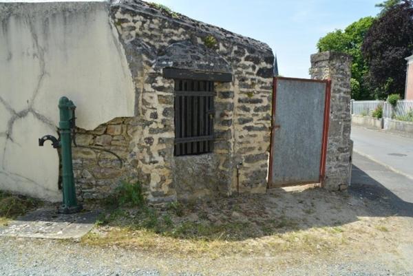 Maison de bourg proche Evron avec de très beaux volumes