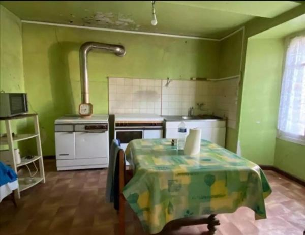 Maison de bourg proche Evron avec de très beaux volumes