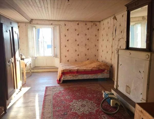 Maison de bourg proche Evron avec de très beaux volumes