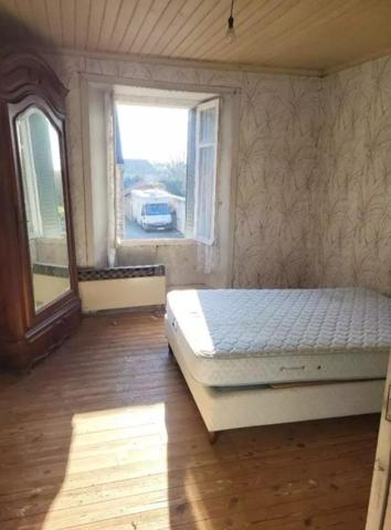 Maison de bourg proche Evron avec de très beaux volumes