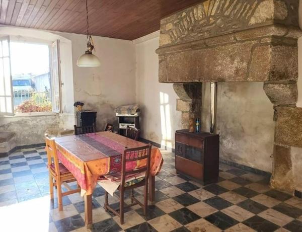 Maison de bourg proche Evron avec de très beaux volumes