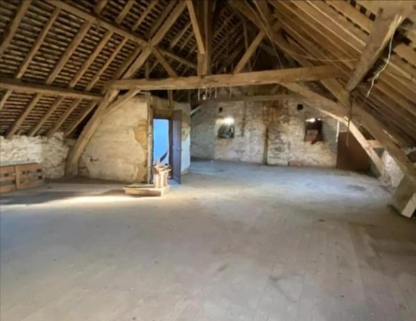 Maison de bourg proche Evron avec de très beaux volumes