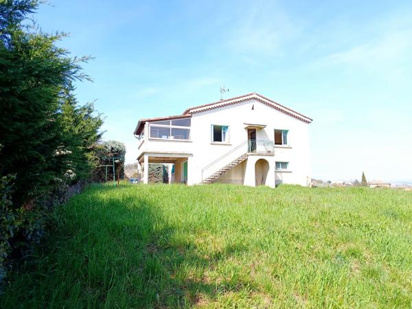 Maison à renover au coeur de Lachapelle sous aubenas avec terrain constructible.