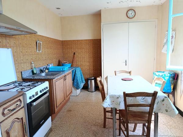 Maison à renover au coeur de Lachapelle sous aubenas avec terrain constructible.