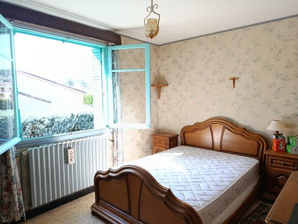 Maison à renover au coeur de Lachapelle sous aubenas avec terrain constructible.