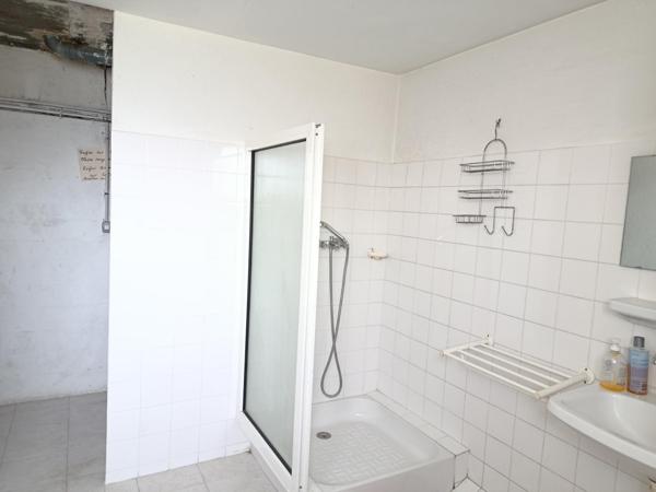 Maison à renover au coeur de Lachapelle sous aubenas avec terrain constructible.