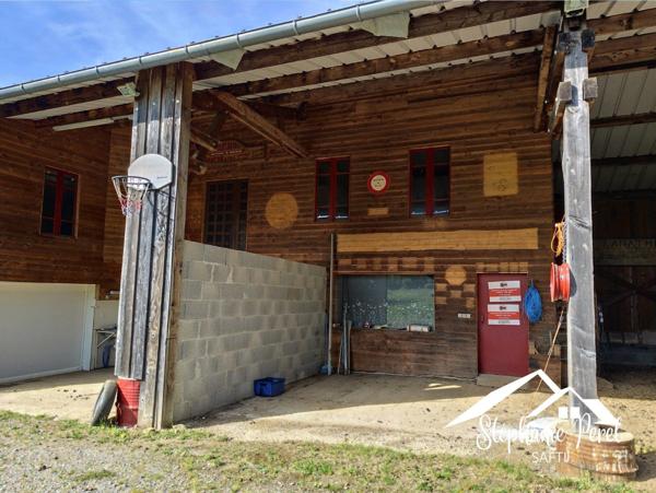Bâtiment de 300 m² avec 1,44 hectare de terrain – de nombreuses possibilités d’exploitation