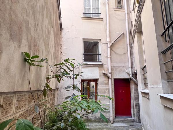 Au pied du Métro Jussieu