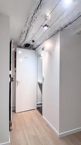 Au pied du Métro Jussieu