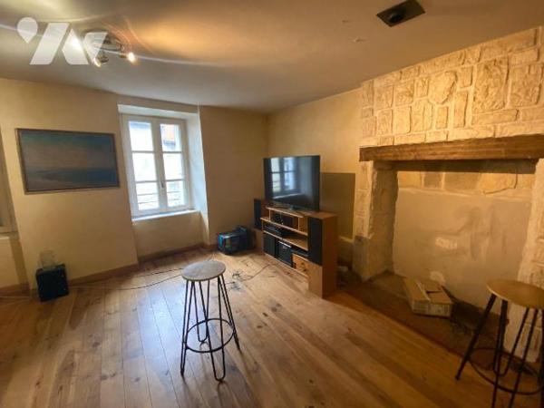 A vendre à Mauriac, en centre ville, à proximité des commerces et services, dans une rue calme,...