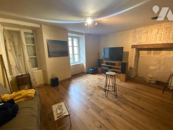 A vendre à Mauriac, en centre ville, à proximité des commerces et services, dans une rue calme,...