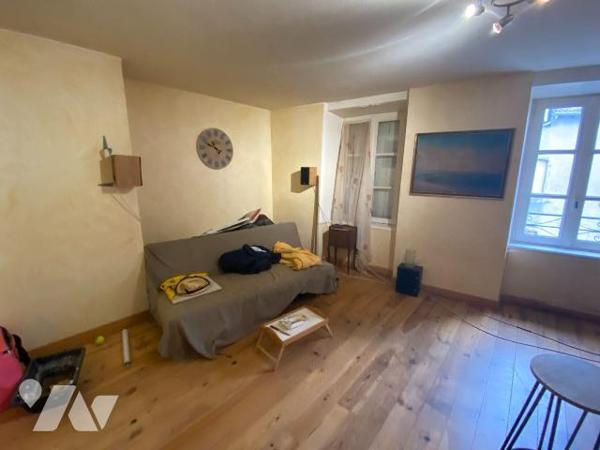 A vendre à Mauriac, en centre ville, à proximité des commerces et services, dans une rue calme,...