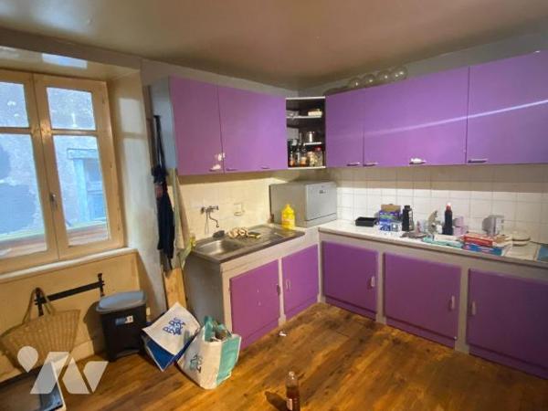 A vendre à Mauriac, en centre ville, à proximité des commerces et services, dans une rue calme,...