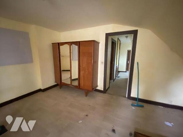 A vendre à Mauriac, en centre ville, à proximité des commerces et services, dans une rue calme,...