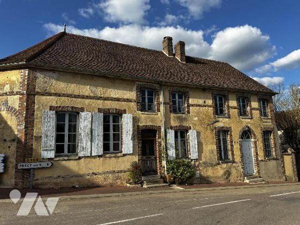 Maison de village comprenant au rez-de-chaussée une entrée sur salle à manger avec poêle à bois...