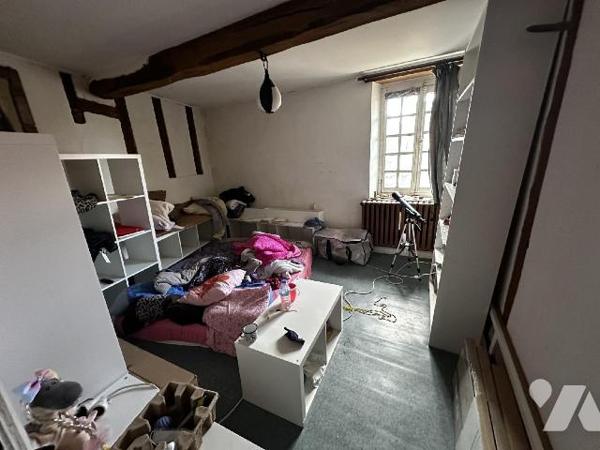 Maison de village comprenant au rez-de-chaussée une entrée sur salle à manger avec poêle à bois...