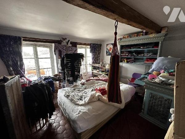 Maison de village comprenant au rez-de-chaussée une entrée sur salle à manger avec poêle à bois...