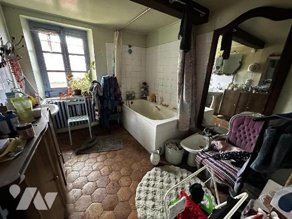 Maison de village comprenant au rez-de-chaussée une entrée sur salle à manger avec poêle à bois...