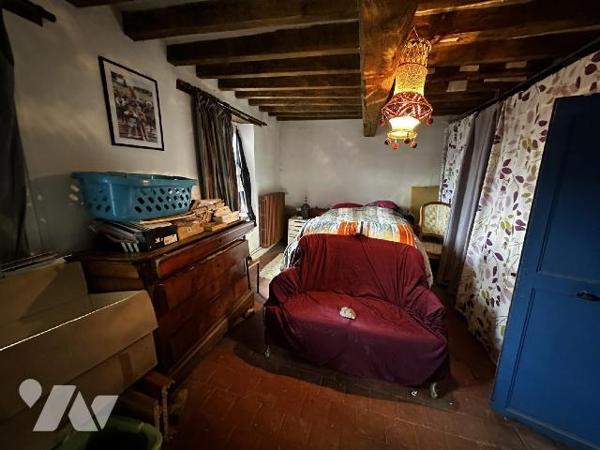 Maison de village comprenant au rez-de-chaussée une entrée sur salle à manger avec poêle à bois...