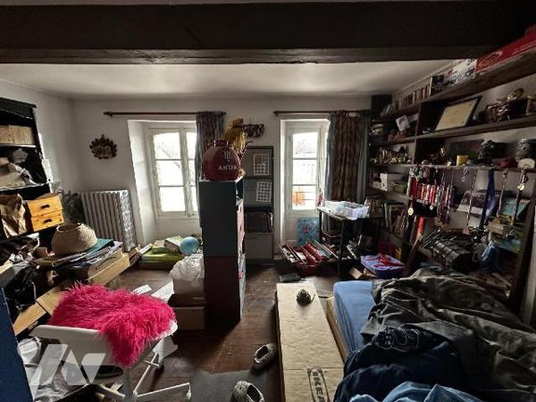 Maison de village comprenant au rez-de-chaussée une entrée sur salle à manger avec poêle à bois...