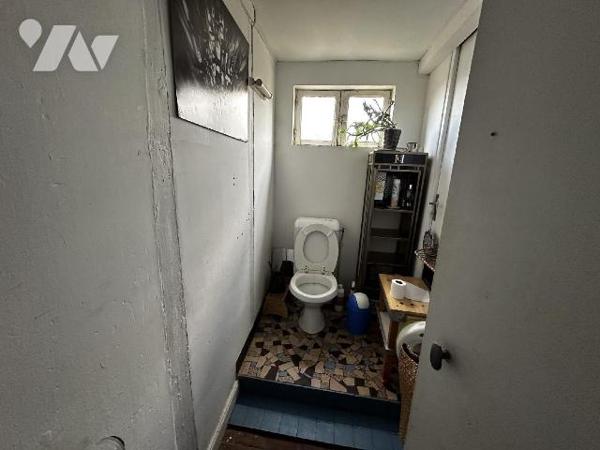 Maison de village comprenant au rez-de-chaussée une entrée sur salle à manger avec poêle à bois...