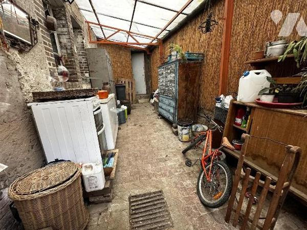 Maison de village comprenant au rez-de-chaussée une entrée sur salle à manger avec poêle à bois...