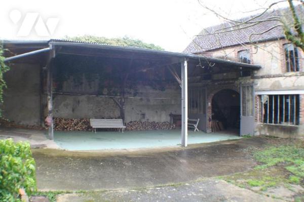 Maison de village comprenant au rez-de-chaussée une entrée sur salle à manger avec poêle à bois...