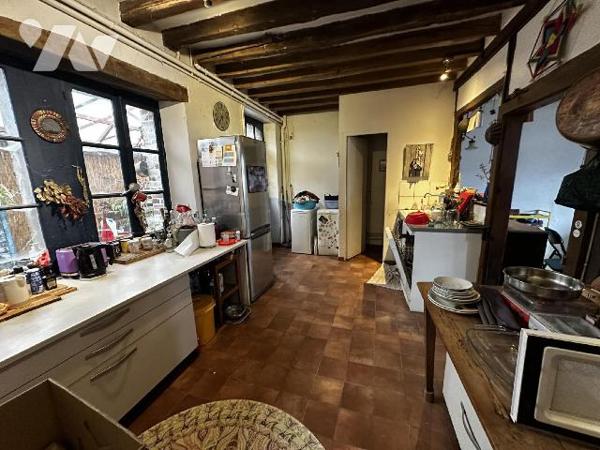 Maison de village comprenant au rez-de-chaussée une entrée sur salle à manger avec poêle à bois...