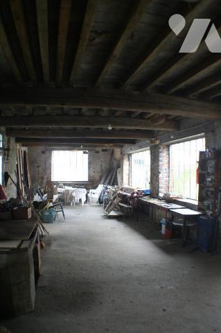 Maison de village comprenant au rez-de-chaussée une entrée sur salle à manger avec poêle à bois...