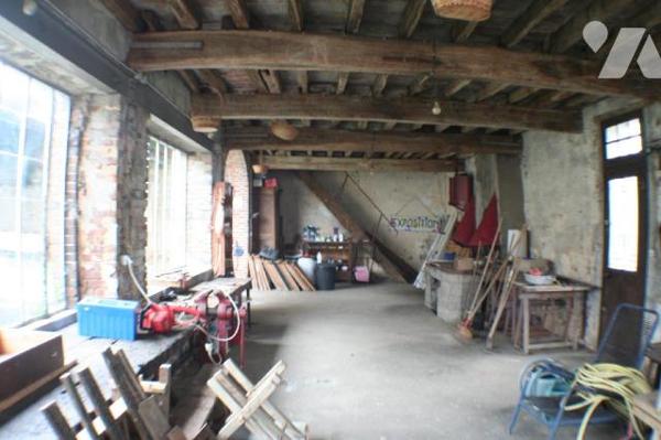 Maison de village comprenant au rez-de-chaussée une entrée sur salle à manger avec poêle à bois...