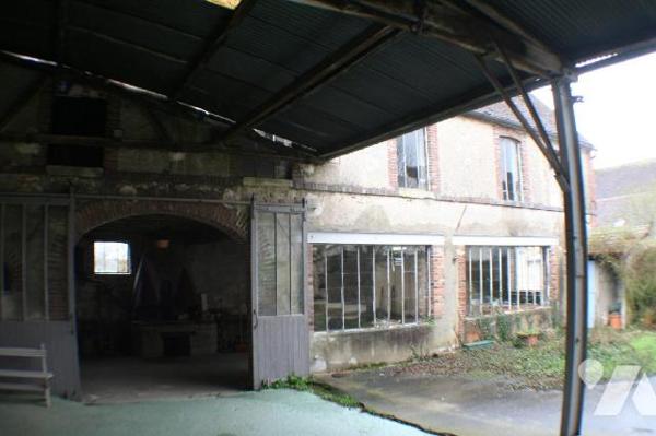 Maison de village comprenant au rez-de-chaussée une entrée sur salle à manger avec poêle à bois...