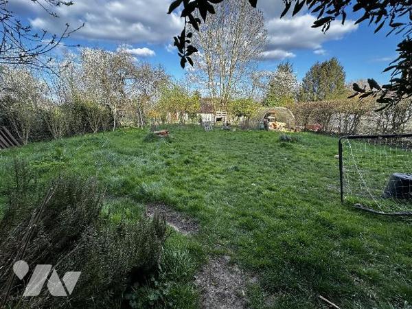 Maison de village comprenant au rez-de-chaussée une entrée sur salle à manger avec poêle à bois...