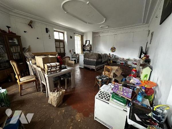 Maison de village comprenant au rez-de-chaussée une entrée sur salle à manger avec poêle à bois...