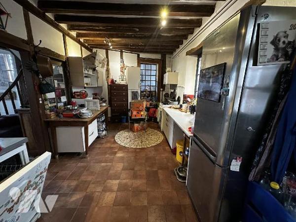 Maison de village comprenant au rez-de-chaussée une entrée sur salle à manger avec poêle à bois...
