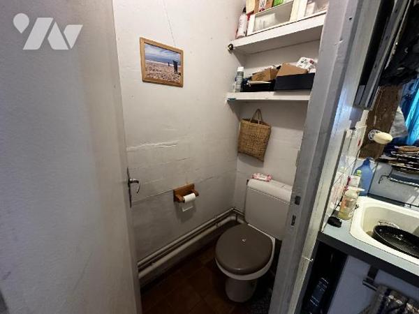 Maison de village comprenant au rez-de-chaussée une entrée sur salle à manger avec poêle à bois...